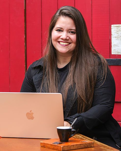 Johanna Juha trabajando en remoto con su portátil
